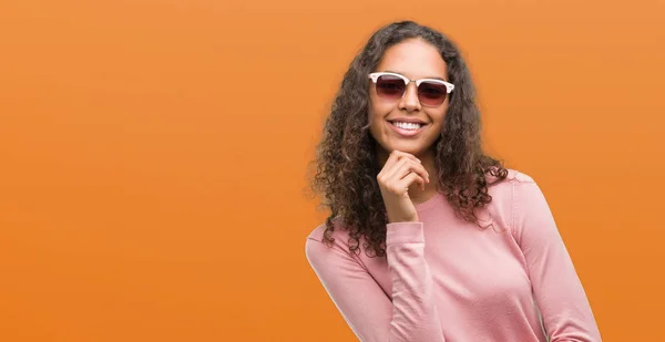 Όμορφη Νεαρή Γυναίκα Ισπανόφωνος Φορώντας Γυαλιά Ηλίου Που Αναζητούν Αυτοπεποίθηση — Φωτογραφία Αρχείου