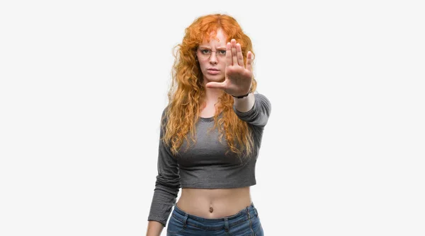 Junge Rothaarige Frau Die Mit Der Hand Aufhört Singen Warnausdruck — Stockfoto