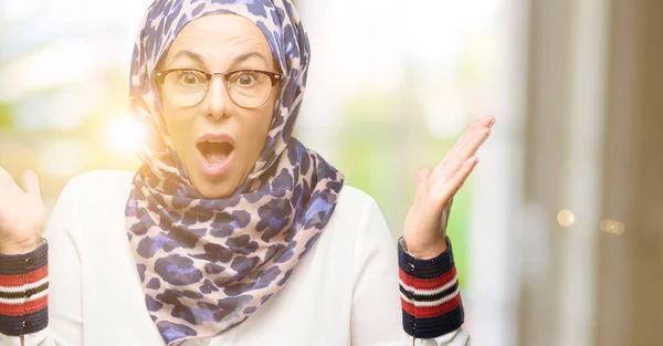 Middelbare Leeftijd Arabische Moslimvrouw Dragen Hijab Blij Verrast Juichen Waarin — Stockfoto