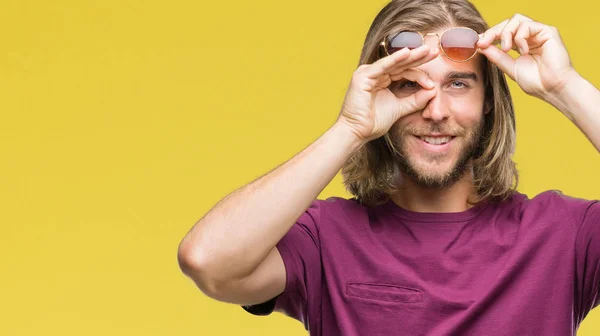 Homem Bonito Jovem Com Cabelos Longos Usando Óculos Sol Sobre — Fotografia de Stock