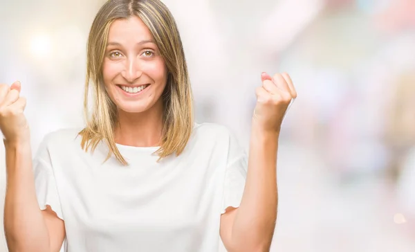 Junge Schöne Frau Über Isolierten Hintergrund Feiert Überrascht Und Erstaunt — Stockfoto