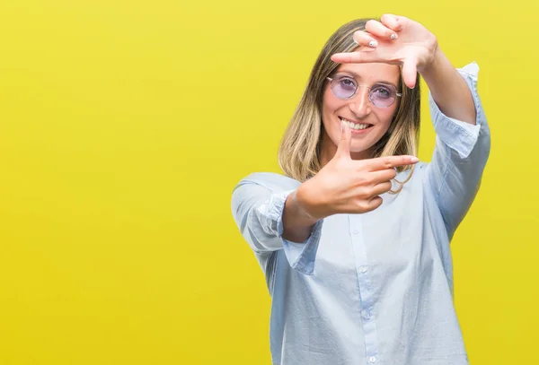 Jovem Mulher Bonita Vestindo Óculos Sol Sobre Fundo Isolado Sorrindo — Fotografia de Stock