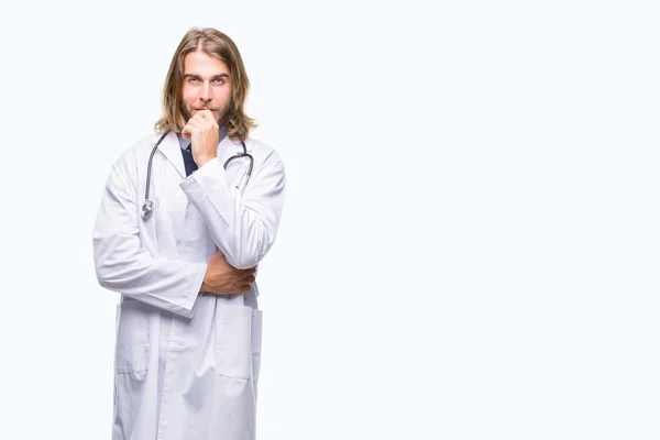 Giovane Bell Uomo Medico Con Capelli Lunghi Sfondo Isolato Guardando — Foto Stock