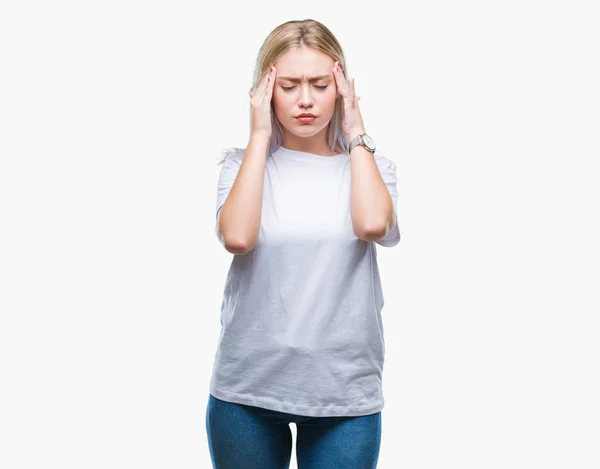 年轻的金发女人在孤立的背景下 手头疼痛的头部 因为压力 患偏头痛 — 图库照片