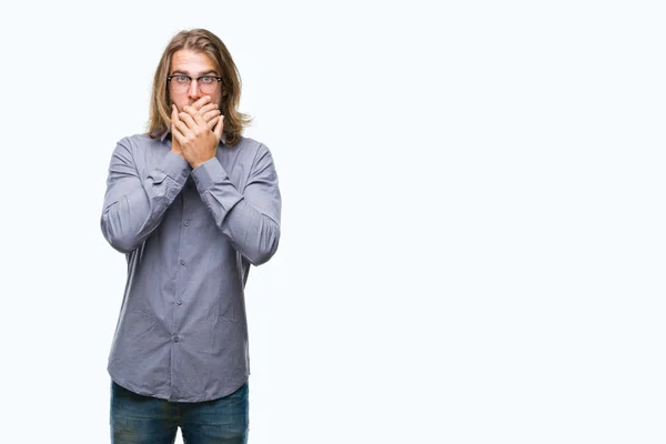 Junger Gutaussehender Geschäftsmann Mit Langen Haaren Vor Isoliertem Hintergrund Schockierte — Stockfoto