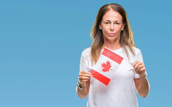 Mulher Hispânica Meia Idade Segurando Bandeira Canadá Sobre Fundo Isolado — Fotografia de Stock