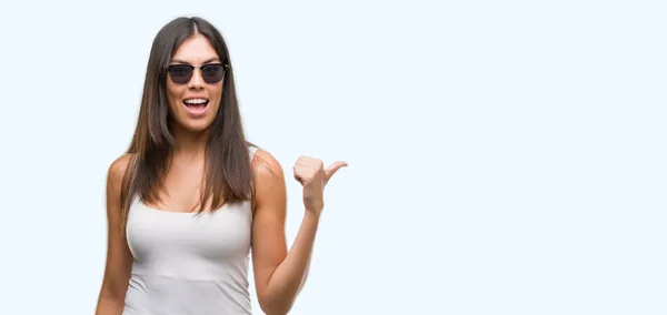 Joven Hermosa Hispana Usando Gafas Sol Sonriendo Con Cara Feliz — Foto de Stock