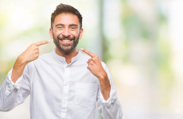 Volwassen Spaanse Man Geïsoleerde Achtergrond Glimlachend Vertrouwen Tonen Wijzen Niet — Stockfoto