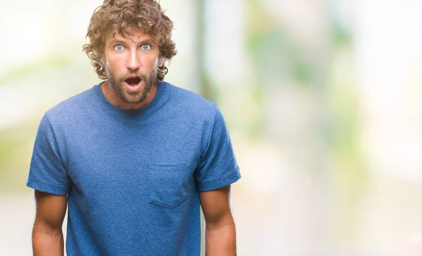 Bonito Homem Modelo Hispânico Sobre Fundo Isolado Com Medo Chocado — Fotografia de Stock