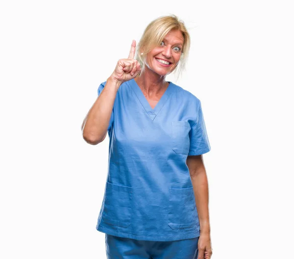 Mujer Rubia Mediana Edad Vistiendo Uniforme Enfermera Médica Sobre Fondo —  Fotos de Stock
