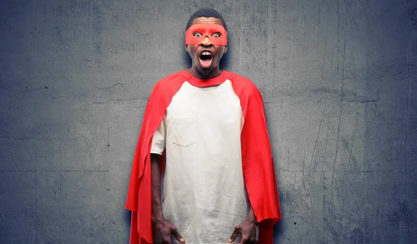 Afrika Siyah Süper Kahraman Adam Stresli Panik Korku Içinde Bağırarak — Stok fotoğraf