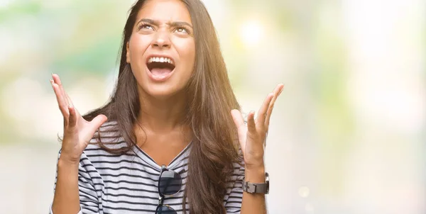 Junge Schöne Arabische Frau Mit Sonnenbrille Über Isoliertem Hintergrund Verrückt — Stockfoto