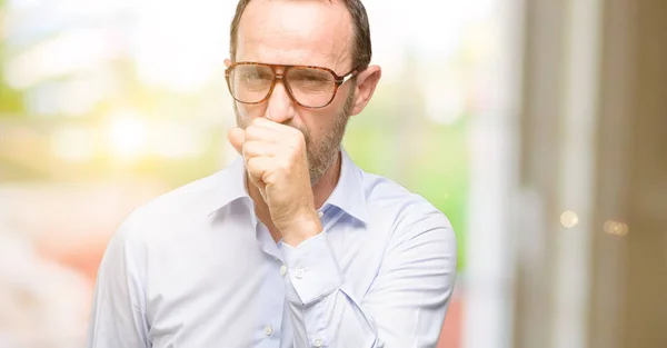Hombre Mediana Edad Con Anteojos Enfermos Tos Asma Bronquitis Concepto — Foto de Stock