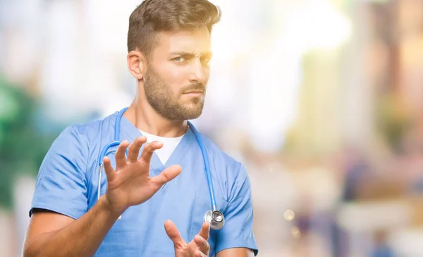 Jovem Bonito Médico Cirurgião Homem Sobre Fundo Isolado Expressão Enojada — Fotografia de Stock