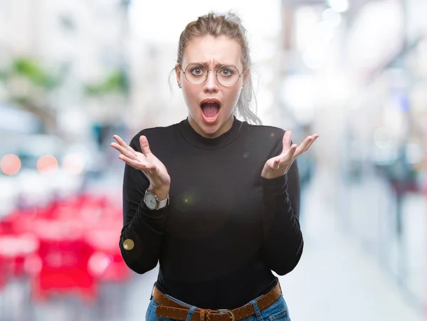 Mujer Rubia Joven Con Gafas Sobre Fondo Aislado Loco Loco — Foto de Stock