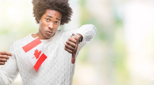 Afroamerikanischer Mann Flagge Kanadas Über Isoliertem Hintergrund Mit Wütendem Gesicht — Stockfoto