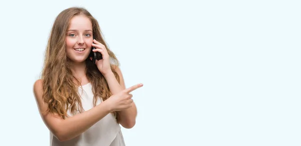 Jonge Blonde Vrouw Met Behulp Van Smartphone Erg Blij Met — Stockfoto