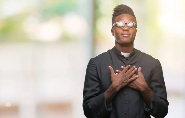 Junger Afrikanisch Amerikanischer Priester Mit Isoliertem Hintergrund Lächelnd Mit Geschlossenen — Stockfoto