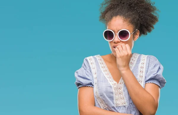 Junge Afroamerikanerin Mit Brille Vor Isoliertem Hintergrund Die Gestresst Und — Stockfoto