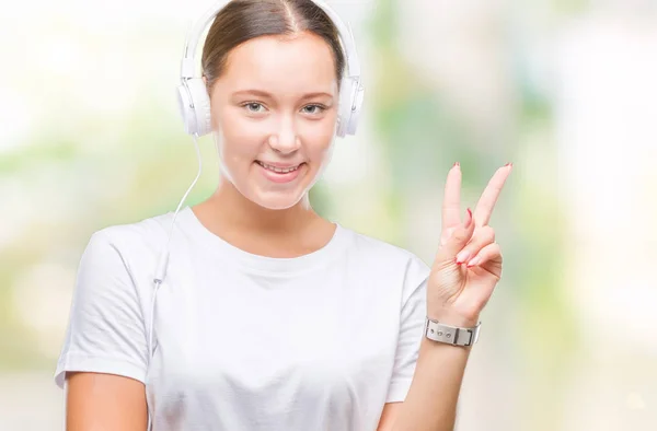 Jonge Kaukasische Vrouw Hoofdtelefoon Dragen Geïsoleerde Achtergrond Glimlachend Met Blij — Stockfoto