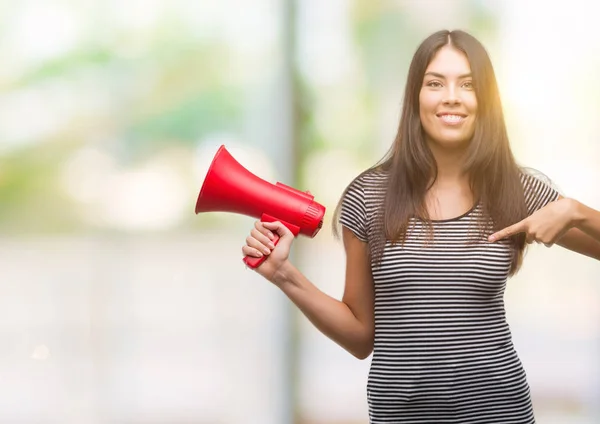 Jonge Spaanse Vrouw Houden Megafoon Met Verrassing Gezicht Wijzende Vinger — Stockfoto