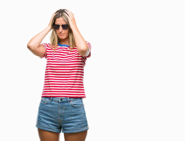 Jeune Belle Femme Portant Des Lunettes Soleil Sur Fond Isolé — Photo