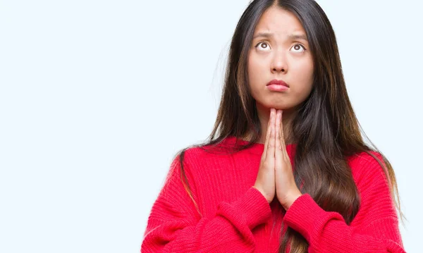 Jonge Aziatische Vrouw Winter Trui Dragen Geïsoleerde Achtergrond Bedelen Bidden — Stockfoto