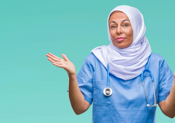 Старшая Арабская Медсестра Средних Лет Носит Хиджаб Изолированном Фоне Невежественное — стоковое фото