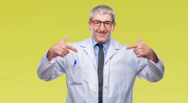 Bonito Médico Sênior Cientista Homem Profissional Vestindo Casaco Branco Sobre — Fotografia de Stock