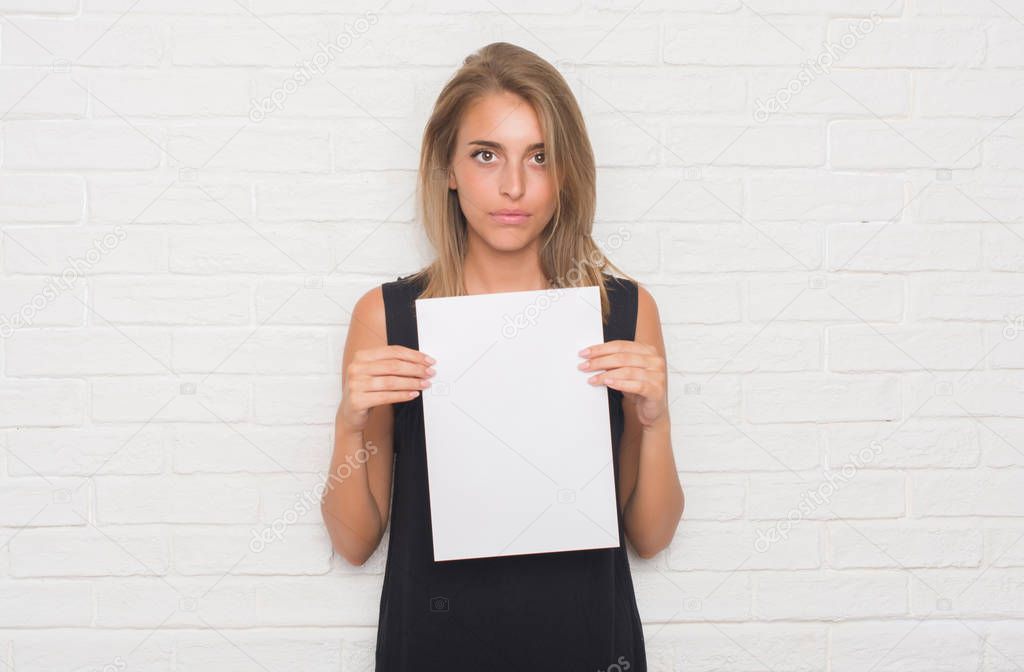 Человек с белым листком бумаги. Девушка держит лист бумаги. Привлекательные постеры на белом фоне. Парень с белым листом. Девушка с листочком.