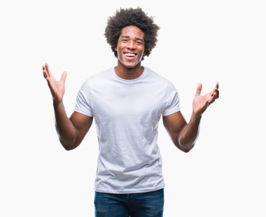 Afro Amerikalı adam deli kutluyor ve silah ile başarı için heyecanlı çığlık kaldırdı ve açık gözleri hayret izole arka plan üzerinde. Kazanan kavramı