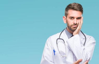 Genç yakışıklı Doktor adam yorgun ve bıkkın ile depresyon sorun Çapraz kollar ile seyir düşünüyorum izole arka plan.