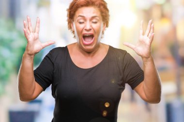 Atrractive üst düzey beyaz Kızıl saçlı kadın yüzünden arka plan deli kutluyor izole ve crazy arms ile başarı için kaldırdı ve heyecanlı çığlık gözler kapalı. Kazanan kavramı