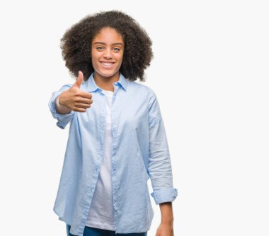 Genç afro Amerikan kadın hareketi el ile mutlu yaşasın yapıyor izole arka plan yüzünden. Kameraya bakarak başarı gösteren ile ifade onaylama.