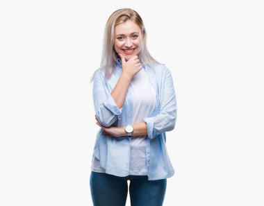 Genç Sarışın kadın yüzünden izole arka plan emin çapraz kollar ve çeneme kaldırdı el ile gülümseme ile kameraya bakıyor. Pozitif düşünce.