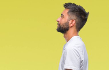 İzole arka tarafına, seyir yetişkin İspanyol adam sakin ol kendine güvenen gülümseme ile doğal yüz pozuyla profili.