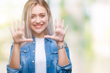 Sarışın genç kadın gösterilen ve parmakları ile işaret izole arka plan üzerinde kendinden emin ve mutlu gülümseyerek süre on numara.