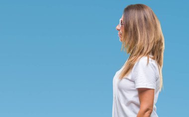 Orta yaş İspanyol kadın giyiyor moda güneş gözlüğü izole arka tarafına, seyir üzerinde dinlenmek doğal yüz emin gülümseme ile pozuyla profili.