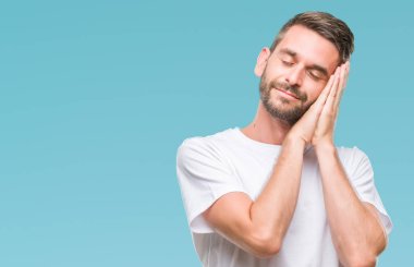 Yakışıklı delikanlı uyku yorgun hayal ve ellerle birlikte poz ile kapalı gözler gülümseyen izole arka plan üzerinde.