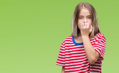 Genç güzel kız yüzünden stresli ve gergin ile izole arka plan tırnak ısırma dudaklarından eller. Anksiyete sorunu.