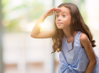 Esmer Latin kız çok mutlu ve gülümseyen uzakta el ile üzerine kafa arıyorum. Arama kavramı.