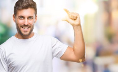 Yakışıklı genç gülümseyen izole arka plan ve süre seyir ve kamera boyutu işaret parmaklarıyla yapıyor el ile kendinden emin eller üzerinde. Ölçü kavramı.