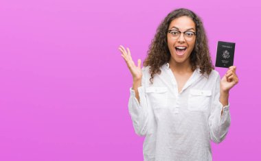 Pasaport büyük gülümseme ile çığlık zaferini kutluyor ve ellerini kaldırdı Amerika Birleşik Devletleri çok mutlu ve heyecanlı, kazanan ifade tutan genç İspanyol kadın