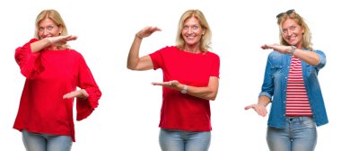 Kolaj güzel orta yaş sarışın kadın beyaz bir kağıt ile büyük ve büyük boy işaret, ölçü birimi sembol gösteren el eller izole. Kameraya bakarak gülümsüyordu. Ölçüm kavramı.