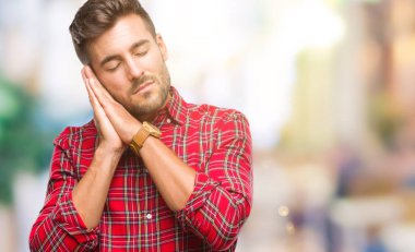 Yakışıklı delikanlı uyku yorgun hayal ve ellerle birlikte poz ile kapalı gözler gülümseyen izole arka plan üzerinde.