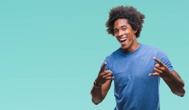 Afro Amerikalı adam deli ifade rock simge elle yapıyor ile bağırarak izole arka plan üzerinde. Müzik yıldızı. Ağır kavramı.