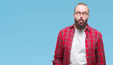 Genç beyaz hipster adam gözlüklü izole arka plan yapma balık yüzüne dudaklı, çılgın ve komik bir jest. Komik ifade.