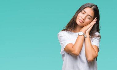 Genç güzel Arap kadın yüzünden uyku yorgun hayal ve ellerle birlikte poz ile kapalı gözler gülümseyen izole arka plan.