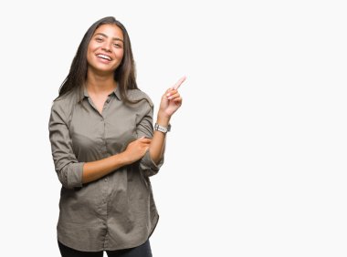 Yüzünde kocaman bir gülümseme ile izole arka plan üzerinde genç güzel Arap kadın kameraya bakarak yan el ve parmak ile işaret.