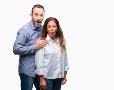 Orta yaş İspanyol iş çift korkuyor ve şok sürpriz ifade ile izole arka plan üzerinde korku ve yüz heyecanlı.